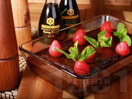 Шоколадов сладкиш с пресни ягоди и какаова глазура - снимка на рецептата